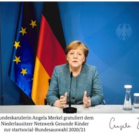Bundeskanzlerin Angela Merkel gratuliert dem Niederlausitzer Netzwerk Gesunde Kinder zur startsocial Bundesauswahl 2020/2021