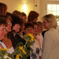 Bild 1: Am 1. Juni 2006 heißt Dagmar Ziegler (re), Ministerin für Arbeit, Soziales, Gesundheit und Familie, die ersten Familienpaten im Niederlausitzer Netzwerk Gesunde Kinder Willkommen