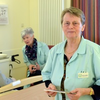 Gerlinde Perzynski besucht seit fast 20 Jahren als „Grüne Dame“ regelmäßig dienstags Patienten im Krankenhaus in Lauchhammer (Foto: Steffen Rasche)