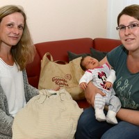 Bild 1: Baby Neelia ist das 2.000 Kind im Niederlausitzer Netzwerk Gesunde Kinder - Familienpatin Steffi Jablonka (li.) freut sich gemeinsam mit Mutter Sabine Peuker (re.) über den Nachwuchs